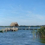 Still ruht der See: Rund um „Hemmy’s Restaurant“ kann man über die Holzbrücke schlendern, tief durchatmen und genießen
