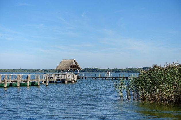 Still ruht der See: Rund um "Hemmy's Restaurant" kann man über die Holzbrücke schlendern, tief durchatmen und genießen