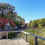 Schilfumkränzt ist die Brücke zwischen Restaurant, Fisch-Shop und Eiscafé.