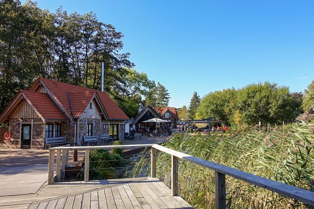 Schilfumkränzt ist die Brücke zwischen Restaurant, Fisch-Shop und Eiscafé.