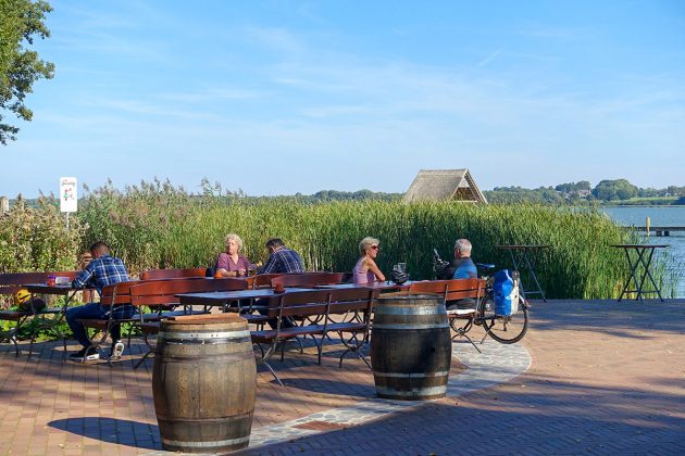 Die Ruhe, die Stimmung, die Sonne: die Plätze am Hemmelsdorfer See sind sehr begehrt