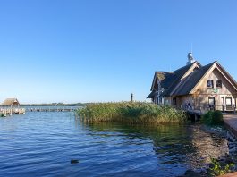 Hemmy’s: Genuss am Hemmelsdorfer See Die traumhafte Lage, das urig-authentische Ambiente und nicht zuletzt die vorzügliche Küche machen "Hemmy's Restaurant" zum Treffpunkt für Feinschmecker und Naturfreunde machen „Hemmy’s Seehof“ zu einem Restaurant für Genießer mit Gespür für das Besondere