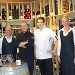 <span class="dquo">„</span>Es ist eröffnet!“ - Am 21. September begrüßte das „Hemmy’s“-Team mit Carolin, Michael, Phillipp„ Nik, Jacqueline und Dumitru (v.l.) die ersten Gäste im neu gestalteten, frisch umgebauten Restaurant direkt am Hemmelsdorfer See