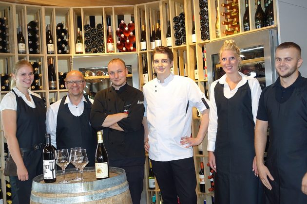 „Es ist eröffnet!“ - Am 21. September begrüßte das „Hemmy’s“-Team mit Carolin, Michael, Phillipp,, Nik, Jacqueline und Dumitru (v.l.) die ersten Gäste im neu gestalteten, frisch umgebauten Restaurant direkt am Hemmelsdorfer See