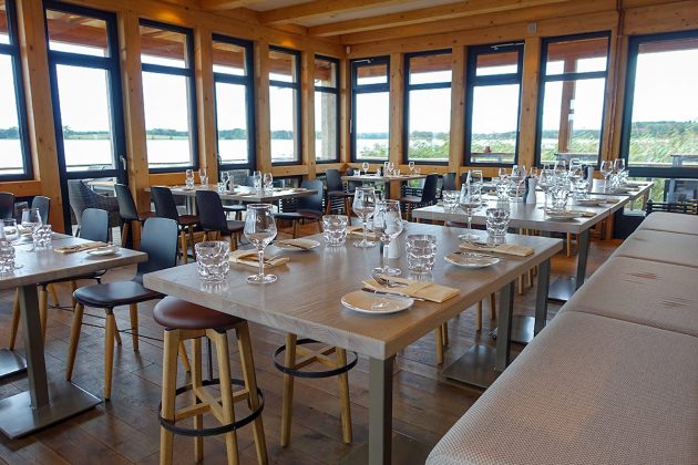 Schönes Ambiente mit Seeblick: das Restaurant „Hemmy’s Seehof“ ist ein kulinarisches Highlight mit natürlichem Charme