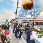 Ein Riesenspaß für Kufenflitzer: Die Eisbahn auf der Scharbeutzer Dünenmeile lädt zum Schlittschuhlaufen ein © OHT Oliver Franke