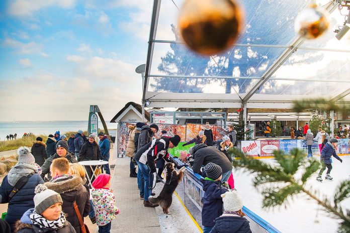 Ein Riesenspaß für Kufenflitzer: Die Eisbahn auf der Scharbeutzer Dünenmeile lädt zum Schlittschuhlaufen ein © OHT Oliver Franke