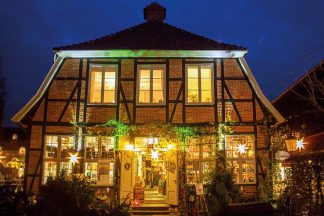 Die Backsteinhäuser in der Altstadt präsentieren sich in festlichem Lichterglanz © Wirtschaftsvereinigung Eutin