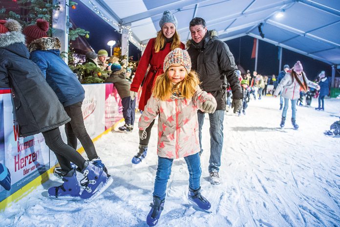 Riesenspaß für Kufenflitzer: die Hafenheimat on Ice lädt in Neustadt zu viel Spaß und Unterhaltung ein. © OHT Oliver Franke