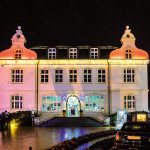 Kultiger Treffpunkt rund um das bunt beleuchtete, nostalgisch-schöne „Alte Rathaus“: Timmendorfs musikalischer Winterzauber