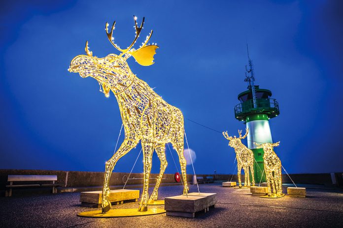 Die goldenen Elche auf der Nordermole in Travemünde sind sicher die originellsten und schönsten Lichtobjekte © LTM - Olaf Malzahn