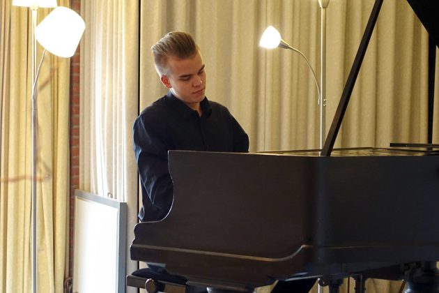 Faszinierende Klänge vom Jung-Pianisten: Leonhard Schwertfeger aus Klingberg begeistert mit Beethoven und Debussy.