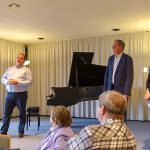 Dorfvorsteher Dierk Dürbrook (li) auf der Bühne neben Klaus Huber (Kleine Waldschänke) und Helga Vocke (VHS).