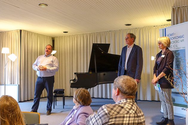 Dorfvorsteher Dierk Dürbrook (li) auf der Bühne neben Klaus Huber (Kleine Waldschänke) und Helga Vocke (VHS).