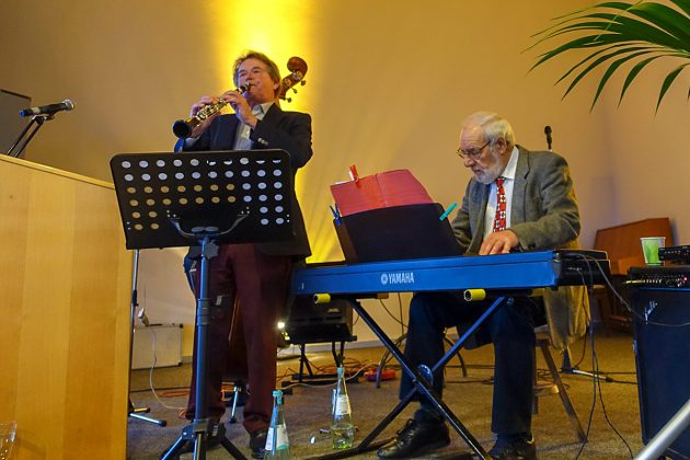 Das Kay Weidemann Swingtrio aus Haffkrug sorgte fÃ¼r angenehme musikalische Begleitung.