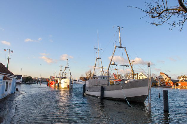 Die Hafenkante ist unter Wasser, kein Weg führt mehr zum Restaurant. © Susanne Dittmann