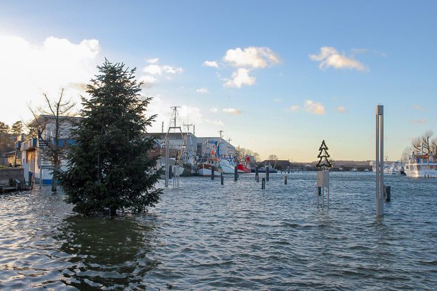 Hochwasser im Hafen: In Niendorf überraschte das neue Jahr mit einem perfekten "Landunter" © Susanne Dittmann