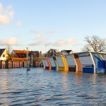 Hochwasser rund um die bunten Fischerbuden. Dorsch und Butt blieben diesmal unter Wasser. © Susanne Dittmann