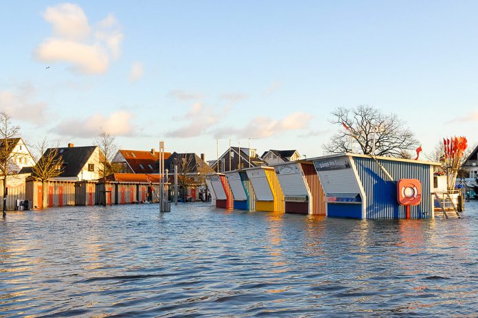 Hochwasser rund um die bunten Fischerbuden. Dorsch und Butt blieben diesmal unter Wasser. © Susanne Dittmann