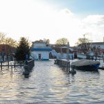 Etliche Schaulustige kamen, um die Hochwasser-Szenerie zu sehen - allerdings nur aus der Ferne, die Wege waren unter Wasser © Susanne Dittmann