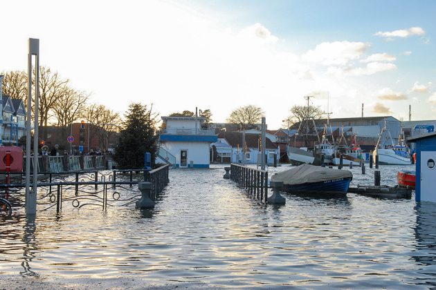 Etliche Schaulustige kamen, um die Hochwasser-Szenerie zu sehen - allerdings nur aus der Ferne, die Wege waren unter Wasser © Susanne Dittmann