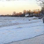 <span class="dquo">„</span>Der Strand ist weg“, staunten die Gäste: In Niendorf stand der Wanderweg zum Brodtener Ufer unter Wasser © Susanne Dittmann