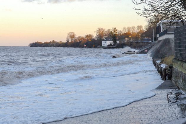 "Der Strand ist weg", staunten die Gäste: In Niendorf stand der Wanderweg zum Brodtener Ufer unter Wasser © Susanne Dittmann