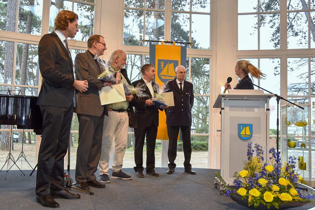 Ein Dankeschön an verdiente Timmendorfer von Bürgervorsteherin Anja Evers (am Pult) und Bürgermeister Robert Wagner (li).