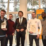 Ehrung für die Sportler, überreicht von Bürgermeister Robert Wagner (Mitte).