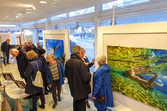 Staunend und bewundernd steht das Publikum vor Wim Westfields Werken in der Travemünder Galerie dieKUNSTWERKerin.