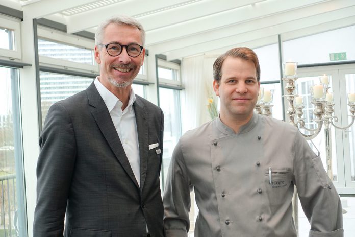 Hoteldirektor Kay Plesse freut sich, mit Sascha Hamp einen erfahrenen und kreativen Küchenchef für den Restaurantbetrieb im ATLANTIC Grand Hotel Travemünde gewonnen zu haben.