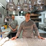 Interessanter Blick hinter die Kulissen des renommierten Restaurants „Holstein“: die moderne Küche verspricht köstliche Entdeckungen.