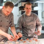 Sascha Hamp, neuer Küchenchef des ATLANTIC Grand Hotel Tremünde, bereitet mit seinen Mitarbeitern neue Genüsse vor.