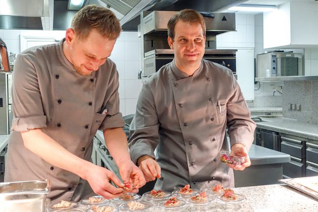 Sascha Hamp, neuer Küchenchef des ATLANTIC Grand Hotel Tremünde, bereitet mit seinen Mitarbeitern neue Genüsse vor.