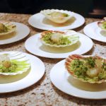 Amuse-Bouche mit Jacobsmuscheln, Salatgürkchen und Kresse: eine der Köstlichkeiten, die man hier ganz neu entdecken kann.