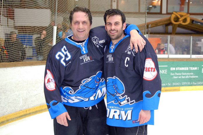 Sportsfreunde auf dem Eis: Kerry Goulet mit Andreas Marli (beim Remember-Game). © Susanne Dittmann