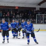 Das Spiel beginnt, mit dem einstigen Star der Timmendorfer Mannschaft, Kerry Goulet, der mit seinen 59 Jahren noch topfit wirkte. © Susanne Dittmann