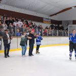 Der große Moment: Kerry Goulet kam ins Timmendorfer Eislauf- und Tenniszentrum, begeistert begrüßt von den Eishockey-Fans. © Susanne Dittmann