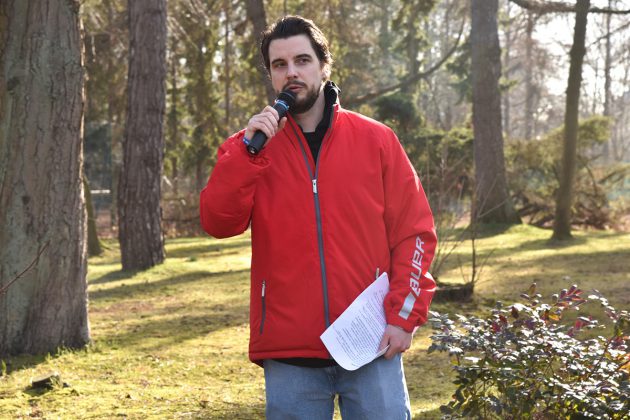 Der Timmendorfer Eishockeyfan Steven Fiavoranti hat die Demonstration initiiert. Jetzt werden Unterschriften für ein neues Bürgerbegehren gesammelt. © Susanne Dittmann