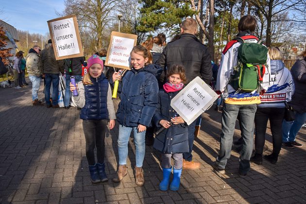 "Rettet unsere Halle" bitten die Eishockey-Kids, die von einem "Ende der Eiszeit" besonders betroffen wären. © Susanne Dittmann