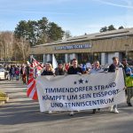 Vor dem ETC startete die größte Timmendorfer Demo: 300 Teilnehmer kämpften für den Erhalt der Eishalle. © Susanne Dittmann