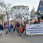 Ein lauter Demo-Zug durch die Gemeinde: am 16. Februar protestierten die Timmendorfer gegen einen Abriss und Neubau des ETC. © Susanne Dittmann