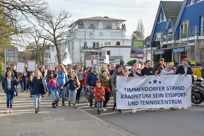 Ein lauter Demo-Zug durch die Gemeinde: am 16. Februar protestierten die Timmendorfer gegen einen Abriss und Neubau des ETC. © Susanne Dittmann