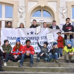 Eishockey-Kids und Demo-Initiator Steven Fiavoranti vor dem Timmendorfer Alten Rathaus. © Susanne Dittmann