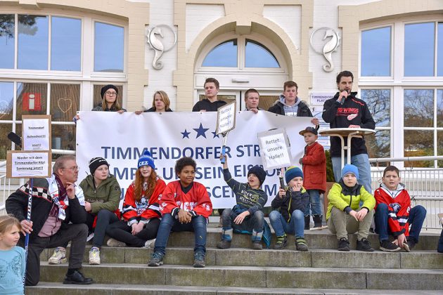 Eishockey-Kids und Demo-Initiator Steven Fiavoranti vor dem Timmendorfer Alten Rathaus. © Susanne Dittmann