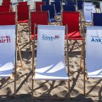 Regiestühle am Strand: Hier kann nicht nur die Filmcrew sitzen und ausruhen, dies ist der beste Platz fürs Public Viewing