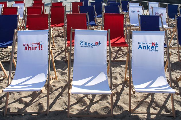 Regiestühle am Strand: Hier kann nicht nur die Filmcrew sitzen und ausruhen, dies ist der beste Platz fürs Public Viewing