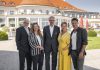 Fernsehfilm aus Travemünde: Public Viewing im ATLANTIC Grand Hotel Das Schauspieler-Team gemeinsam mit Hoteldirektor Kay Plesse (Mitte) vor dem stilvollen Gebäude des ATLANTIC Grand Hotel Travemünde