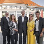 Das Schauspieler-Team gemeinsam mit Hoteldirektor Kay Plesse (Mitte) vor dem stilvollen Gebäude des ATLANTIC Grand Hotel Travemünde