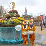 Hier hoppelt der Hase: Timmendorfer Strand empfängt seine Gäste zu Ostern mit blumengeschmücktem Brunnen und gut gelaunten Hasen